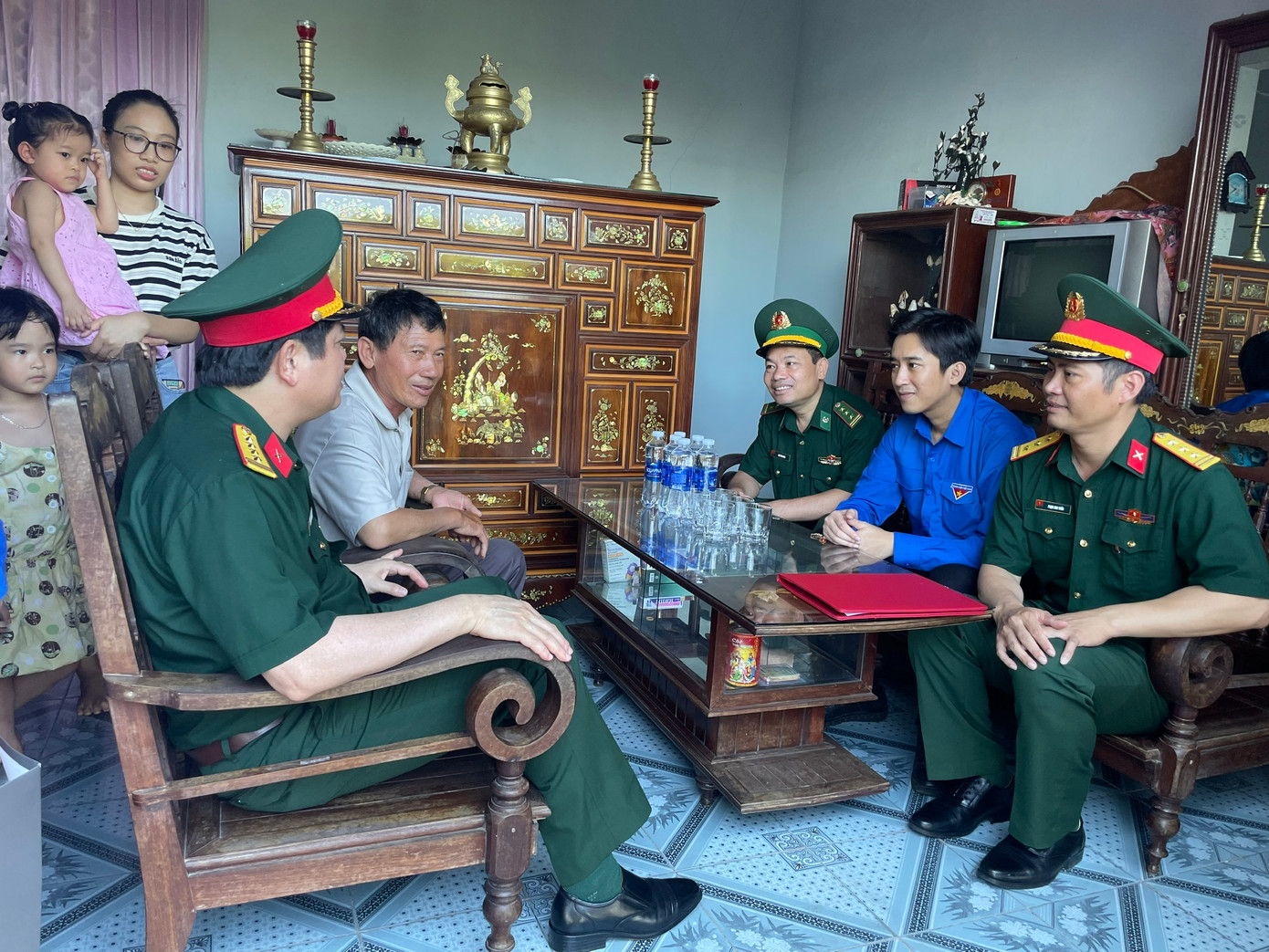 Thăm và tặng quà cho các gia đình chính sách ở Tp. Đồng Hới Thăm và tặng quà cho các gia đình chính sách ở Tp. Đồng Hới