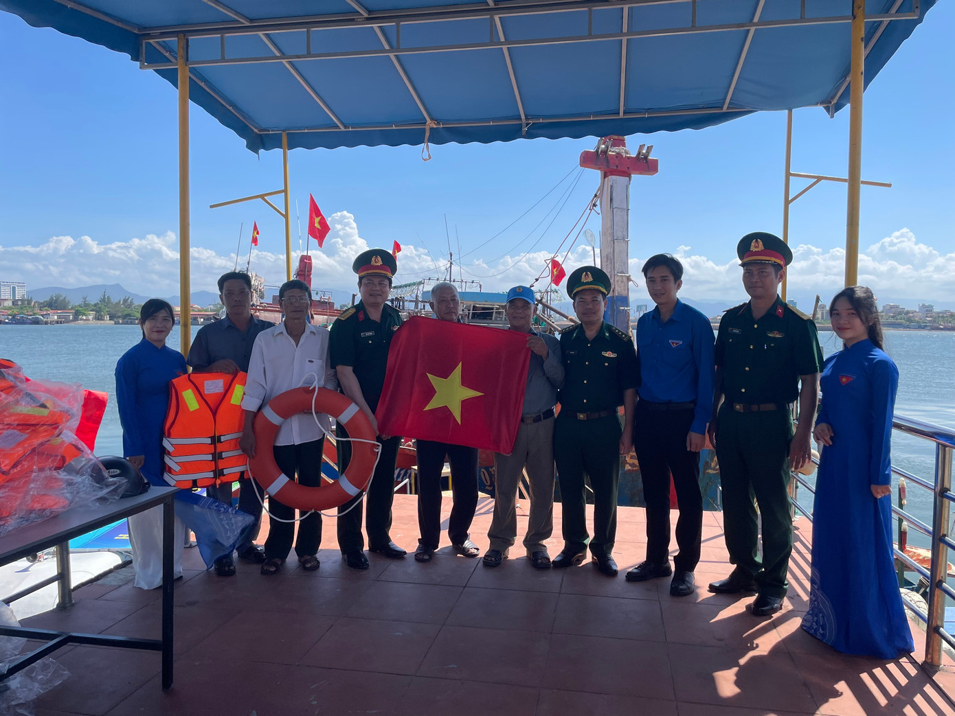 Tặng cờ Tổ quốc cho các ngư dân Tặng cờ Tổ quốc cho các ngư dân