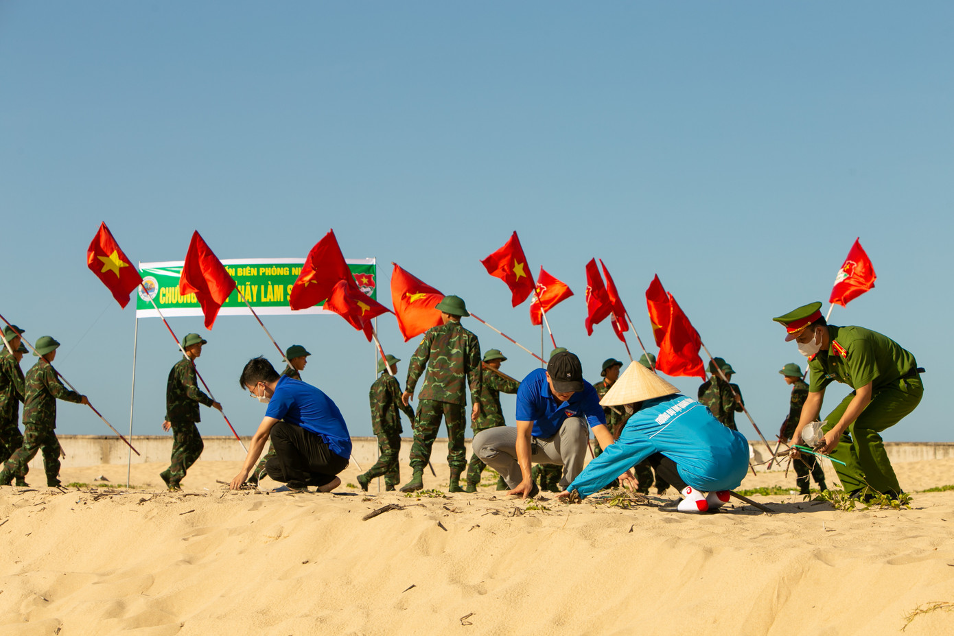 Đông đảo các đoàn viên thanh niên trong và ngoài quân đội của tỉnh Quảng Bình tham gia chiến dịch làm sạch biển Đông đảo các đoàn viên thanh niên trong và ngoài quân đội của tỉnh Quảng Bình tham gia chiến dịch làm sạch biển