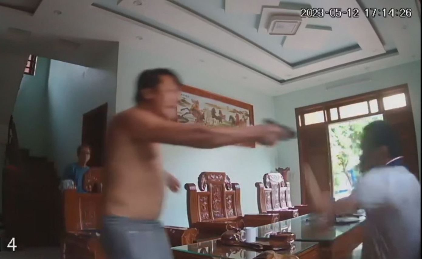 Đối tượng Quý (ở trần) cầm súng dí thẳng vào đầu anh Vích Đối tượng Quý (ở trần) cầm súng dí thẳng vào đầu anh Vích