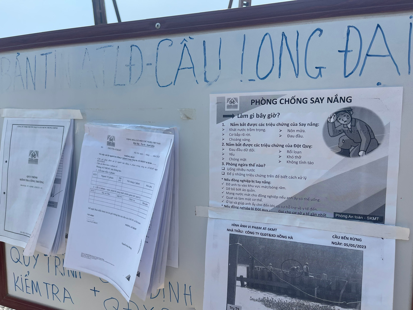 Bảng thông báo luôn luôn có thêm chỉ dẫn việc phòng chống say nắng Bảng thông báo luôn luôn có thêm chỉ dẫn việc phòng chống say nắng