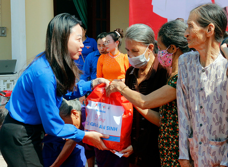 Tặng túi an sinh cho người nghèo Tặng túi an sinh cho người nghèo