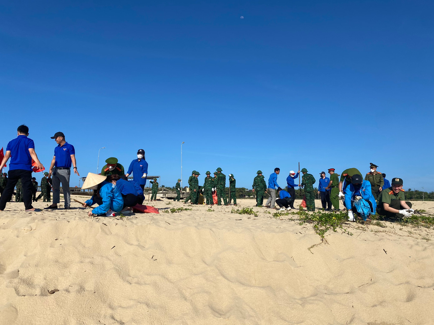 Các đoàn viên thanh niên và lực lượng quân đội làm sạch môi trường biển Các đoàn viên thanh niên và lực lượng quân đội làm sạch môi trường biển