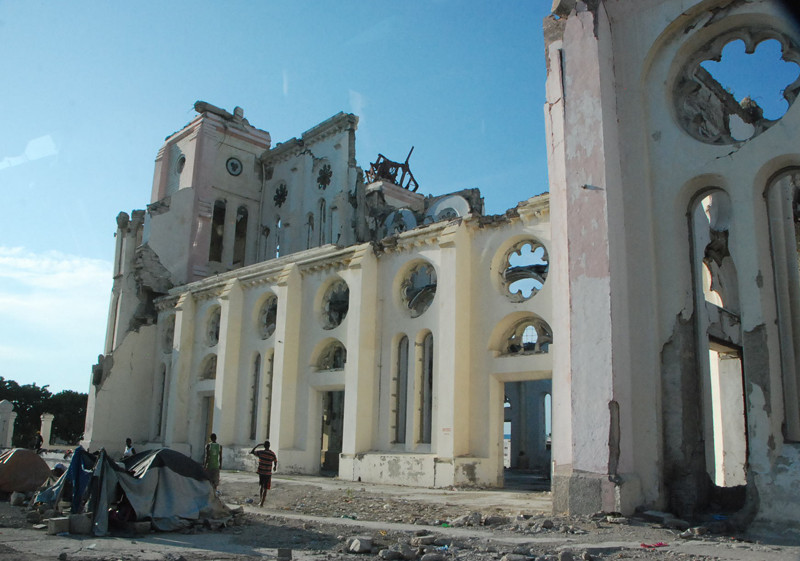 Nơi linh thiêng như nhà thờ cũng chịu chung số phận