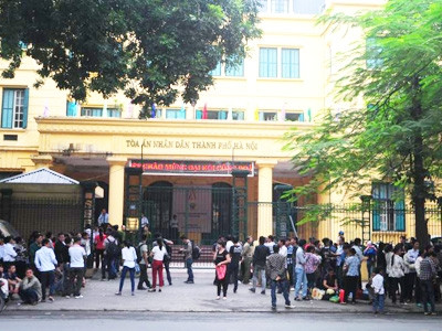 Từ sáng sớm, rất đông người thân, phóng viên báo đài cùng người dân tới dự phiên tòa. Từ sáng sớm, rất đông người thân, phóng viên báo đài cùng người dân tới dự phiên tòa