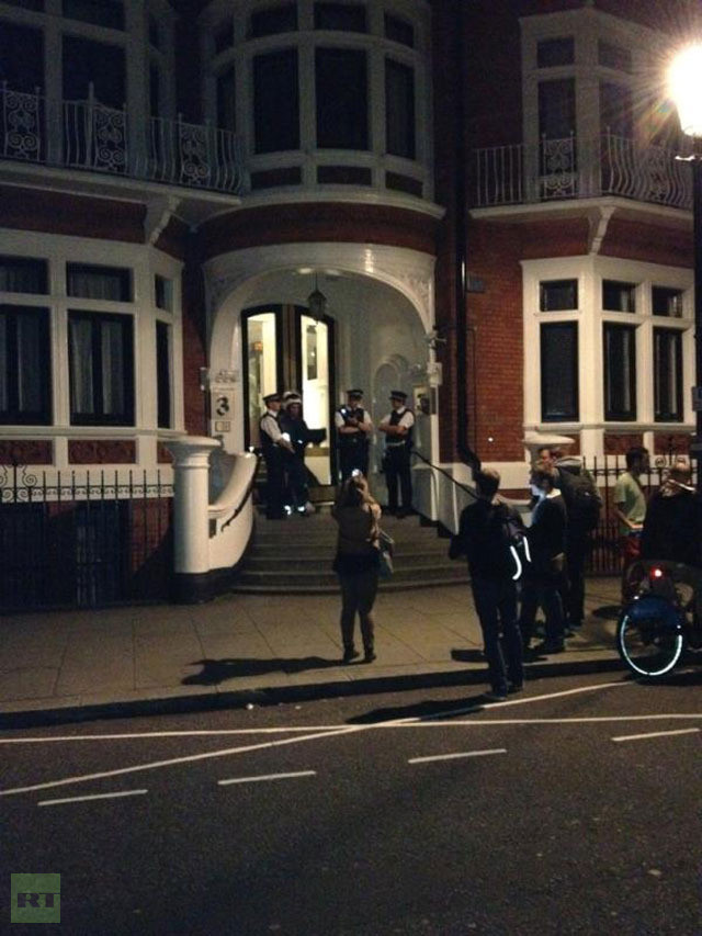 Cảnh sát có mặt ở bên ngoài trụ sở đại sứ quán Ecuador tại London trong đêm 15-8. Cảnh sát có mặt ở bên ngoài trụ sở đại sứ quán Ecuador tại London trong đêm 15-8