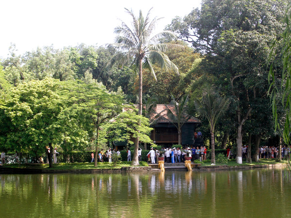 Đoàn cũng đi thăm nhà sàn, ao cá Bác Hồ