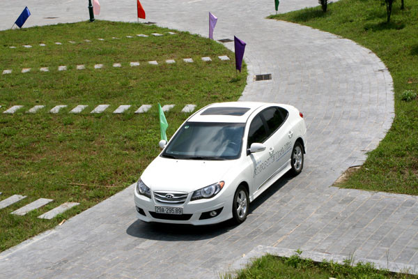 Chiếc Hyundai Avante phiên bản 2.0AT nhìn từ trên cao