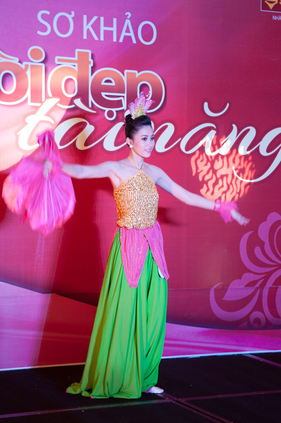 Sau cả ngày hoạt động vì cộng đồng, buổi tối 16-8, Đặng Thu Thảo cùng các thí sinh tham gia vòng sơ khảo Cuộc thi Người đẹp Tài năng. Thu Thảo đã chọn tiết mục múa sen để dự thi