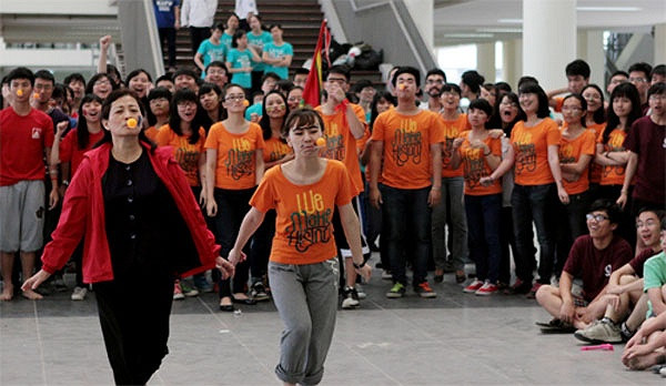 Cô giáo cũng quẹt nhọ, để bóng lên thìa đưa về đích