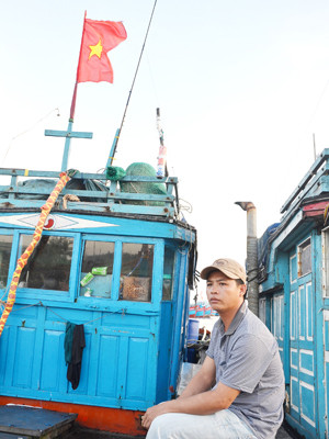 Thuyền trưởng Đoàn Hữu Trung trên con tàu vừa cập bến