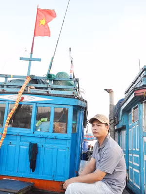 Thuyền trưởng Đoàn Hữu Trung trên con tàu vừa cập bến