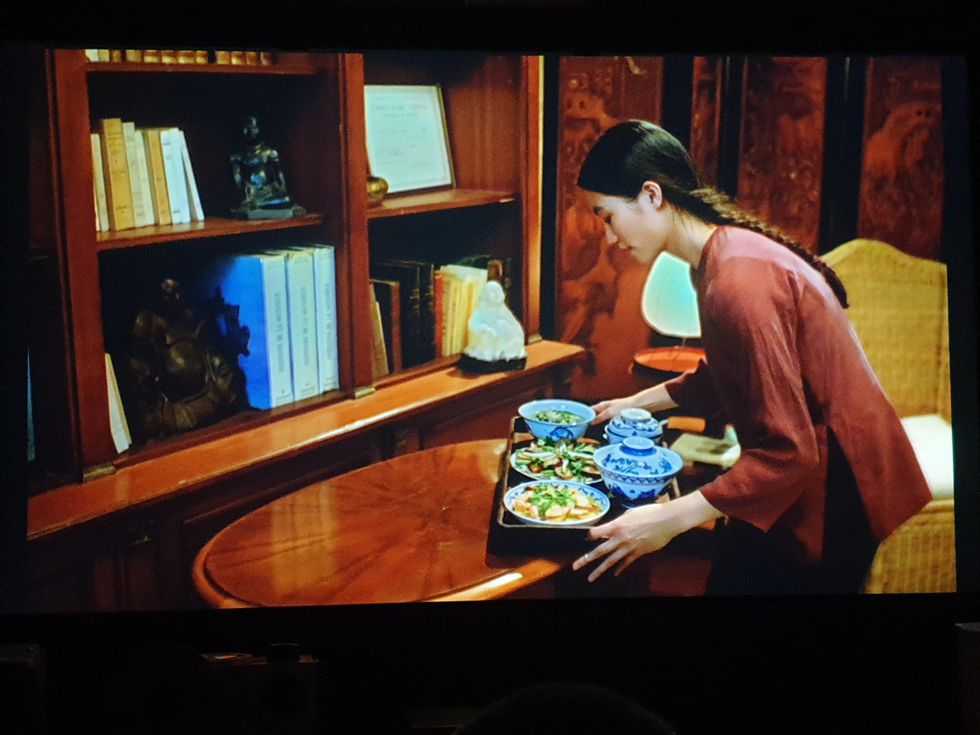 Trong phim đầu tay Trần Anh Hùng đã dành nhiều thời lượng cho ẩm thực.