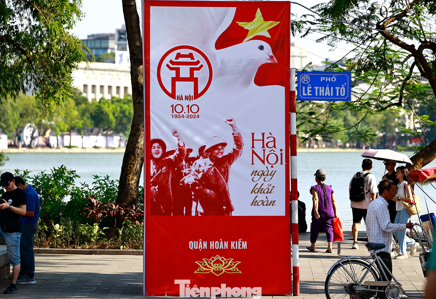 Một biển hiệu trên phố Lê Thái Tổ tái hiện hình ảnh gương mặt rạng rỡ của các chiến sĩ khi về tiếp quản Thủ đô năm 1954. Một biển hiệu trên phố Lê Thái Tổ tái hiện hình ảnh gương mặt rạng rỡ của các chiến sĩ khi về tiếp quản Thủ đô năm 1954.