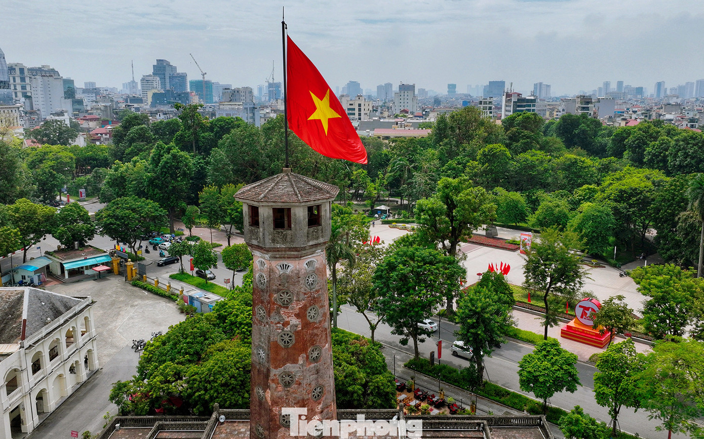Vào chiều 10/10/1954, tại sân Cột Cờ diễn ra lễ chào cờ đầu tiên ngay sau khi Thủ đô được giải phóng. Vào chiều 10/10/1954, tại sân Cột Cờ diễn ra lễ chào cờ đầu tiên ngay sau khi Thủ đô được giải phóng.