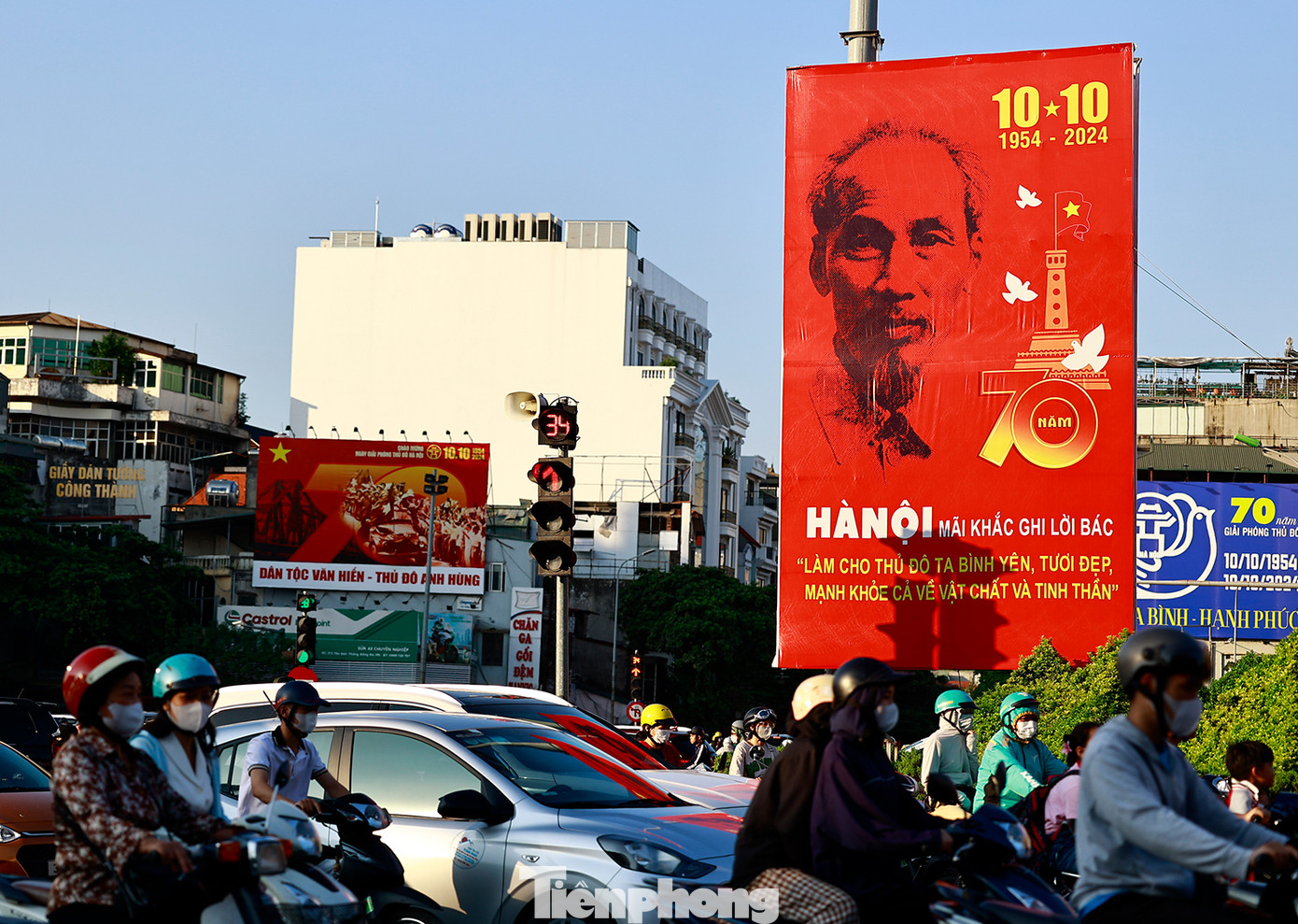 Lời dạy của Chủ tịch Hồ Chí Minh được đưa lên áp phích khổ lớn tại nhiều ngã tư. Lời dạy của Chủ tịch Hồ Chí Minh được đưa lên áp phích khổ lớn tại nhiều ngã tư.