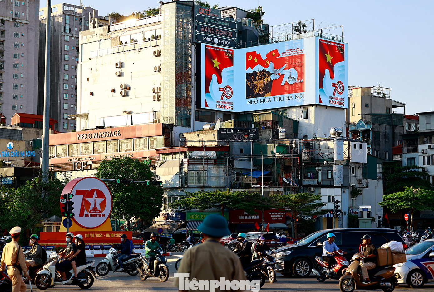 Màn hình lớn Chào mừng ngày giải phóng Thủ đô đặt ở góc dễ quan sát tại Ngã 7 Xã Đàn - Nguyễn Lương Bằng - Ô Chợ Dừa. Màn hình lớn Chào mừng ngày giải phóng Thủ đô đặt ở góc dễ quan sát tại Ngã 7 Xã Đàn - Nguyễn Lương Bằng - Ô Chợ Dừa.