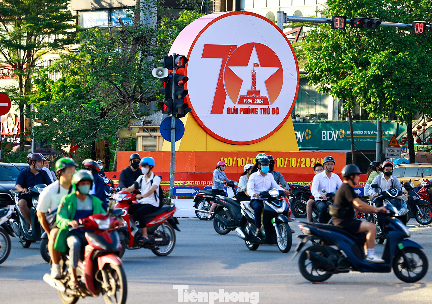 Bầu không khí vui tươi được thấy rõ qua các biển trang trí, áp phích cổ động có biểu tượng mang đậm ý nghĩa lịch sử. Bầu không khí vui tươi được thấy rõ qua các biển trang trí, áp phích cổ động có biểu tượng mang đậm ý nghĩa lịch sử.