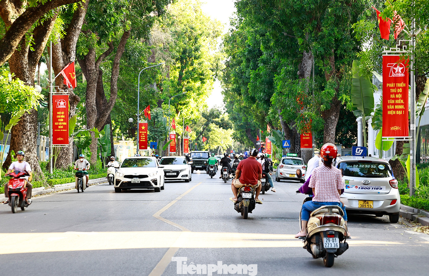 Hoạt động trang trí, tuyên truyền cổ động dịp kỷ niệm 70 năm Ngày Giải phóng Thủ đô nhằm khơi dậy lòng tự hào về truyền thống lịch sử, văn hóa và cách mạng của dân tộc. Áp phích treo dọc trên đường Chu Văn An (Ba Đình). Hoạt động trang trí, tuyên truyền cổ động dịp kỷ niệm 70 năm Ngày Giải phóng Thủ đô nhằm khơi dậy lòng tự hào về truyền thống lịch sử, văn hóa và cách mạng của dân tộc. Áp phích treo dọc trên đường Chu Văn An (Ba Đình).