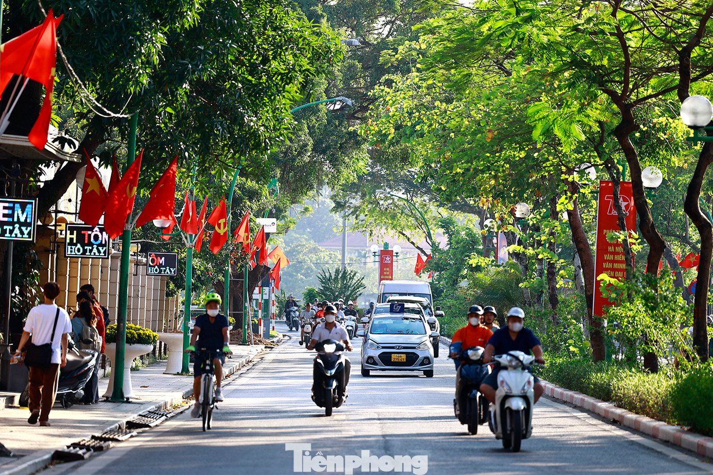 Nhiều tuyến phố của Thủ đô Hà Nội vào những ngày này được trang hoàng rực rỡ để chào mừng kỷ niệm 70 năm Ngày Giải phóng Thủ đô (10/10/1954-10/10/2024). Nhiều tuyến phố của Thủ đô Hà Nội vào những ngày này được trang hoàng rực rỡ để chào mừng kỷ niệm 70 năm Ngày Giải phóng Thủ đô (10/10/1954-10/10/2024).