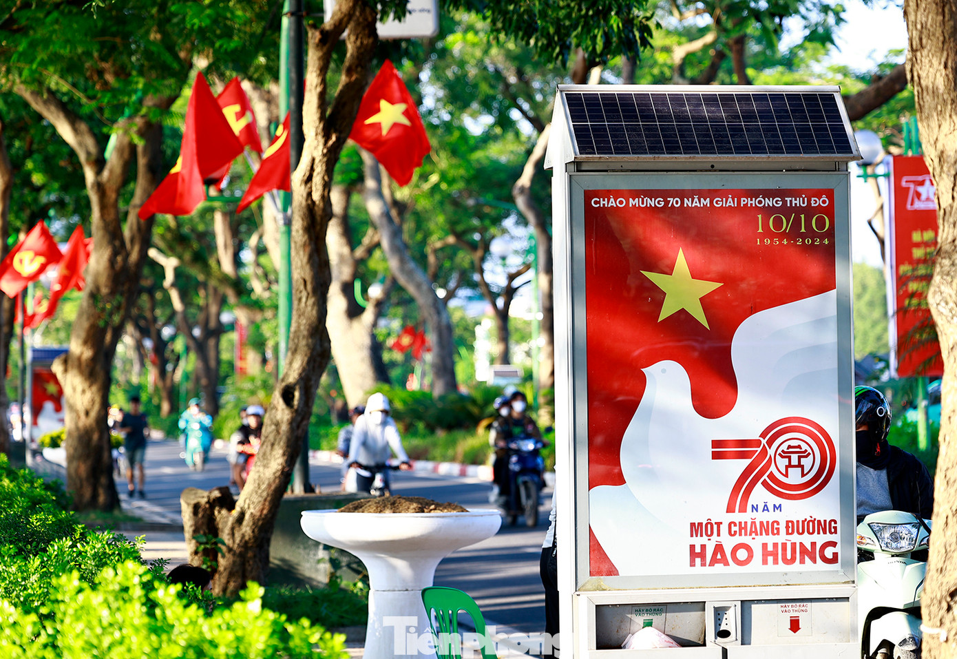 Dọc theo con đường Thanh Niên (Ba Đình) cờ hoa , pano áp phích được trang hoàng rực rỡ. Dọc theo con đường Thanh Niên (Ba Đình) cờ hoa , pano áp phích được trang hoàng rực rỡ.