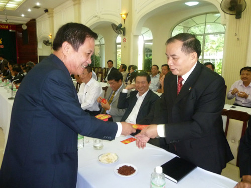 ng Trần Thọ, Phó Bí thư Thường trực Thành uỷ Đà Nẵng lì xì đầu năm mới cho thủ trưởng các sở, ban, ngành, địa phương trên địa bàn TP. Ảnh: HC