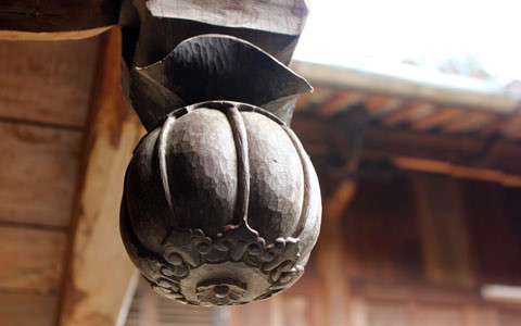 Nổi bật trong kiến trúc, điêu khắc trong ngôi dinh thự là ảnh hưởng nặng nề của thuốc phiện. Những vì kèo được khắc họa hình hoa anh túc. Một trong nhiều họa tiết khắc họa rõ hình hoa thuốc phiện - loài cây điển hình trong một thời kỳ ở vùng cao nguyên đá. Trong khu dinh thự họ Vương, các phiến đá kê cột nhà đều được tiện, gọt thành hình quả thuốc phiện. Sau khi mài nhẵn, chúng đều được dùng những đồng bạc trắng đánh cho bóng loáng, biến màu đá trắng thành màu đồng thau, gần như màu quả thuốc phiện đã phơi khô. Họa tiết trang trí trên đầu đao kèo nhà được tiện hình quả thuốc phiện. Kho thuốc phiện được Vua Mèo Vương Chính Đức cho xây dựng phía bên trái ngôi dinh thự dùng để cất trữ thuốc phiện - một biểu tượng quyền lực của quý tộc Mông. Phía trong căn hầm Vua Mèo dùng để chứa thuốc phiện. Chiếc bể tắm được đục đẽo công phu hình bán nguyệt từ đá nguyên khối mà tương tuyền vốn là bể tắm sữa dê cho bà vợ thứ nhất của vua Mèo. Vua Mèo Vương Chính Đức và đại gia đình quý tộc của ông.