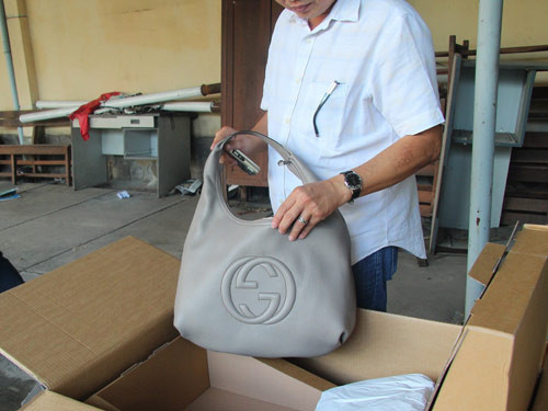 Hàng hiệu gian lận xuất xứ bị bắt giữ