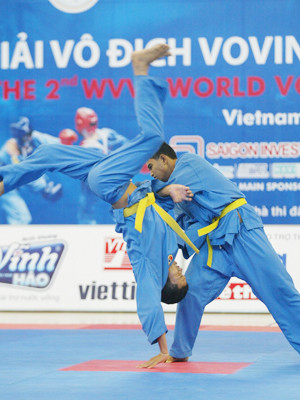 Một bài thi đấu biểu diễn của các võ sỹ Campuchia. Ảnh: Tường Huy