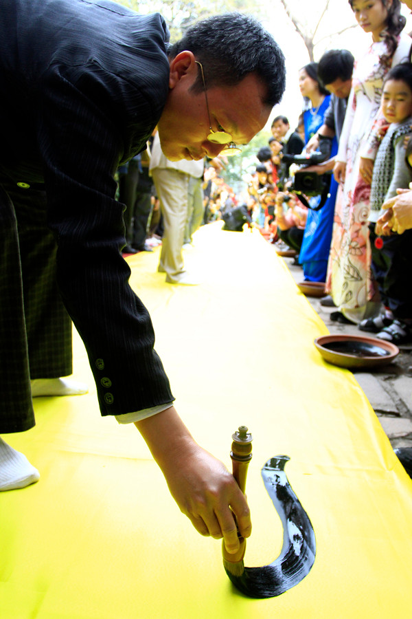 Các thư pháp trẻ phóng bút trên dải lụa