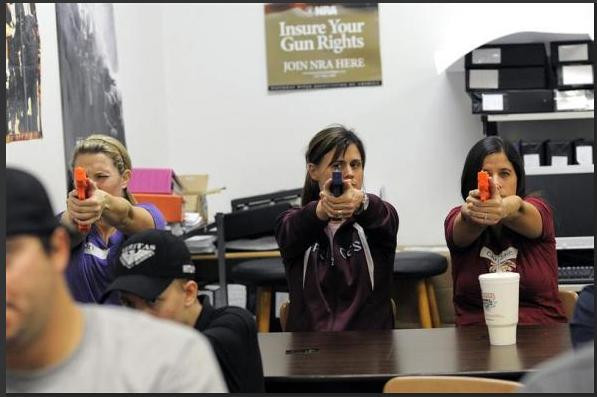 Các nữ giáo viên học cách ngắm mục tiêu