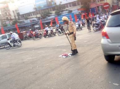 CSGT cầm chổi quét mảnh sứ vỡ