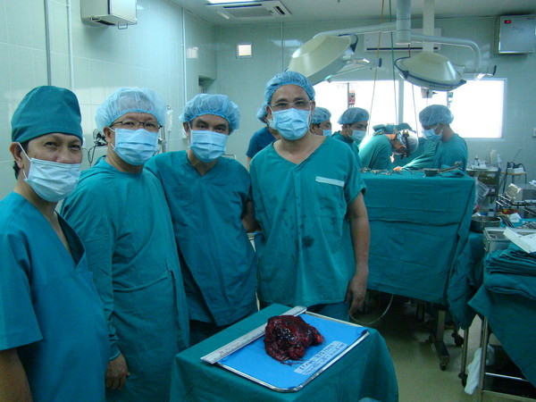 Các bác sĩ thực hiện phẫu thuật cho bệnh nhân Nguyễn Viết Khuê