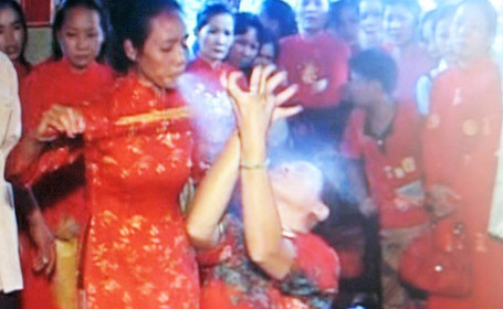 Chữa bệnh bằng việc xoa khói thuốc và phun rượu vào mặt. 