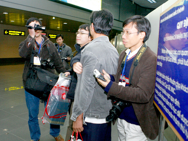 Ngăn cản không cho anh Đậu Ngọc Hùng tiếp xúc với phóng viên?