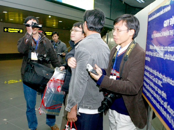 Ngăn cản không cho anh Đậu Ngọc Hùng tiếp xúc với phóng viên?