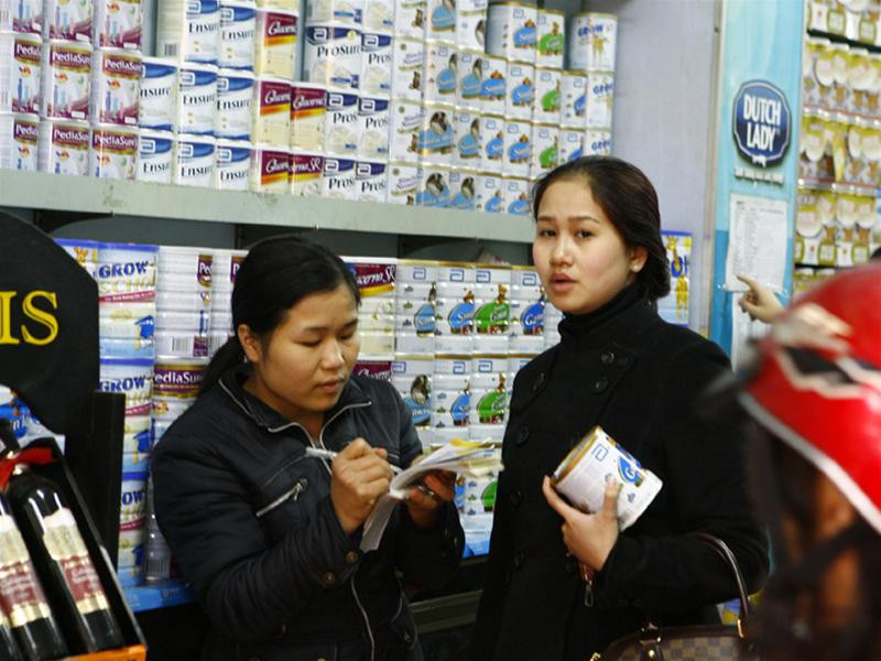 Người dân Việt Nam đang phải mua sữa bột cho trẻ em với giá đắt nhất thế giới. Ảnh: Hồng Vĩnh Người dân Việt Nam đang phải mua sữa bột cho trẻ em với giá đắt nhất thế giới. Ảnh: Hồng Vĩnh