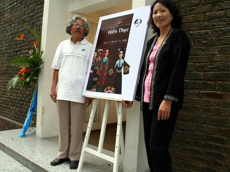 Vợ chồng nhà thơ Bùi Minh Quốc tại triển lãm búp bê