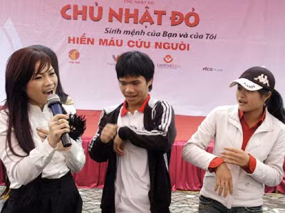Ca sĩ Ngọc Khuê tại ngày Chủ nhật đỏ năm 2010 Ảnh: Phạm Yên - Minh Đức