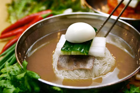 Món mỳ lạnh Hàn Quốc nối tiếng thường được phục vụ trong những tô nước đá lớn, giữ cho bát mỳ luôn mát lạnh cho đến khi thưởng thức sợi cuối cùng. Sợi mỳ làm từ kiều mạch, dẻo dai được trộn lẫn với dưa chuột, lê, trứng luộc, thịt bò và chìm vào nước dùng lạnh thơm mùi mù tạt. Món mỳ lạnh Hàn Quốc nối tiếng thường được phục vụ trong những tô nước đá lớn, giữ cho bát mỳ luôn mát lạnh cho đến khi thưởng thức sợi cuối cùng. Sợi mỳ làm từ kiều mạch, dẻo dai được trộn lẫn với dưa chuột, lê, trứng luộc, thịt bò và chìm vào nước dùng lạnh thơm mùi mù tạt