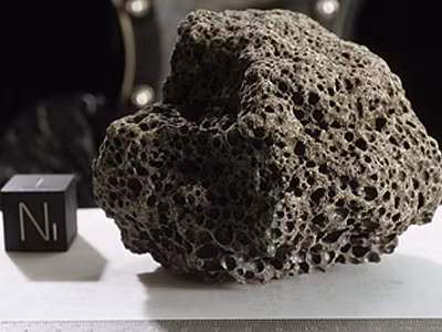 Một viên đá từ mặt trăng do Cơ quan Hàng không vũ trụ Mỹ quản lý. Ảnh: NASA