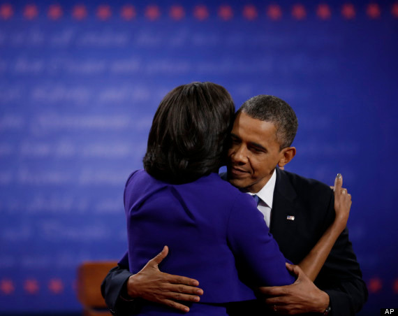 Ông Obama ôm phu nhân sau khi cuộc tranh luận lần thứ hai kết thúc 