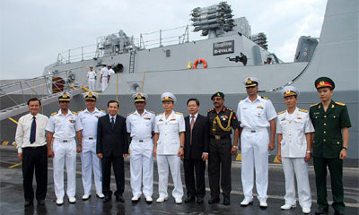 Chuẩn đô đốc Vajit Kumar, Tư lệnh Hạm đội miền Đông Hải quân Ấn Độ, chụp ảnh lưu niệm cùng đại diện hai Đoàn Việt Nam và Ấn Độ trước tàu Ins Shivalik tại Hải Phòng