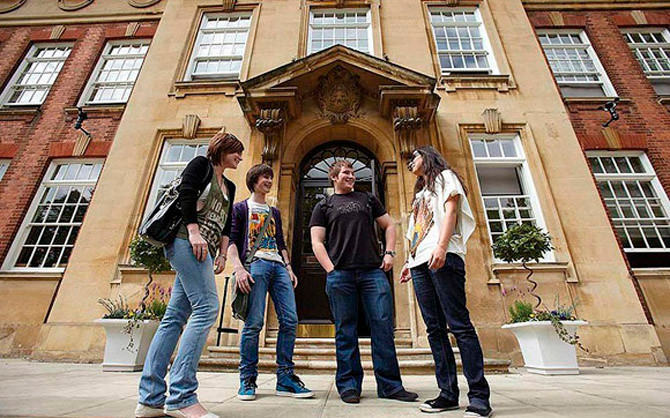 ĐH Northampton: 95,6% SV tìm được việc làm hoặc học cao hơn sau khi tốt nghiệp. Mới đạt được địa vị ĐH năm 2005, trước đây Northampton bắt đầu từ một trường cao đẳng kỹ thuật và tập trung vào việc dạy nghề