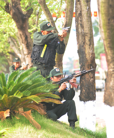 Các vị trí hiểm yếu xung quanh tòa nhà nhanh chóng được chiếm giữ trong lúc một chiến sỹ thương thuyết với bọn khủng bố