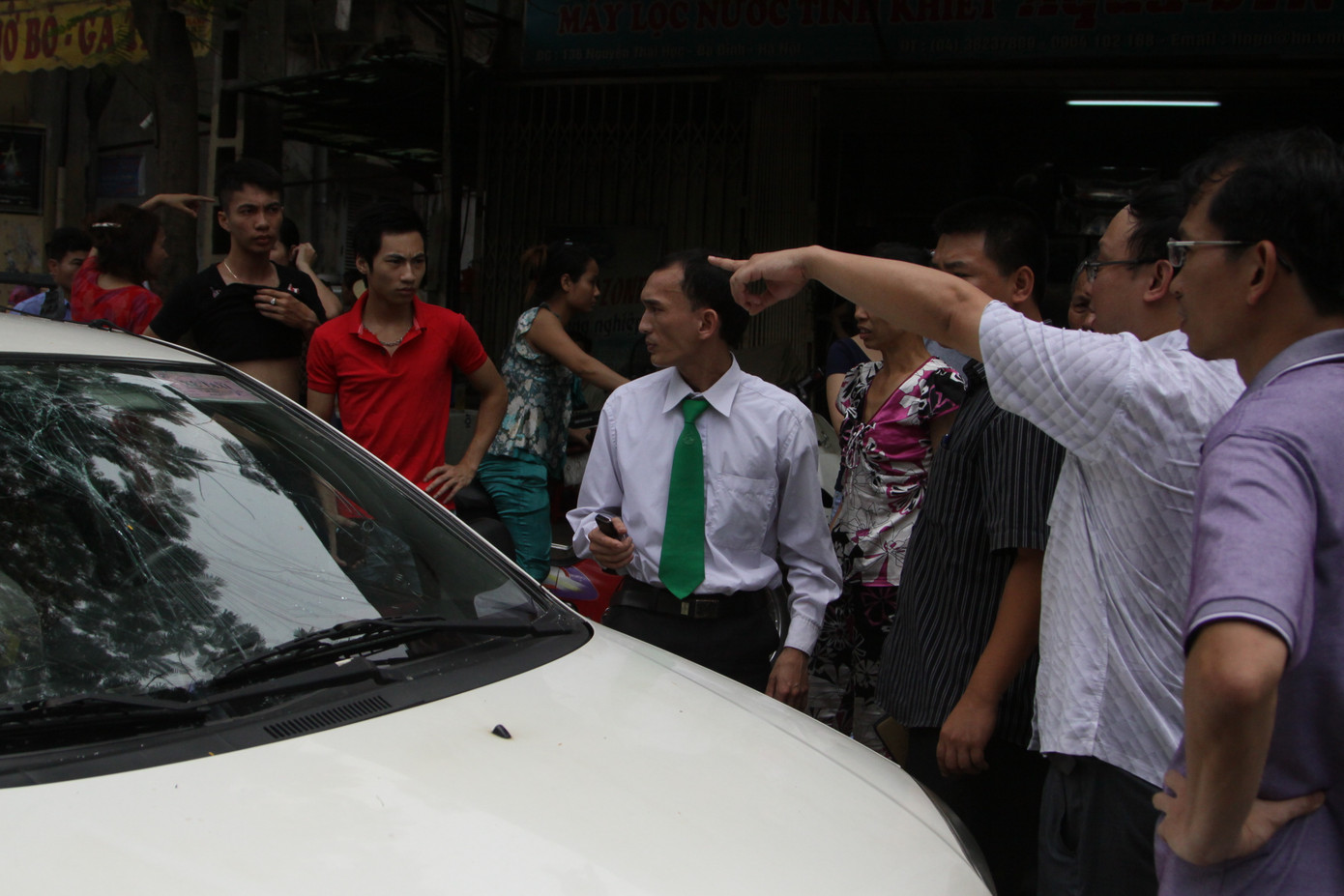 Chiếc taxi đang lưu thông cách khu vực xảy ra vụ nổ 100 mét cũng bị vỡ kính trước