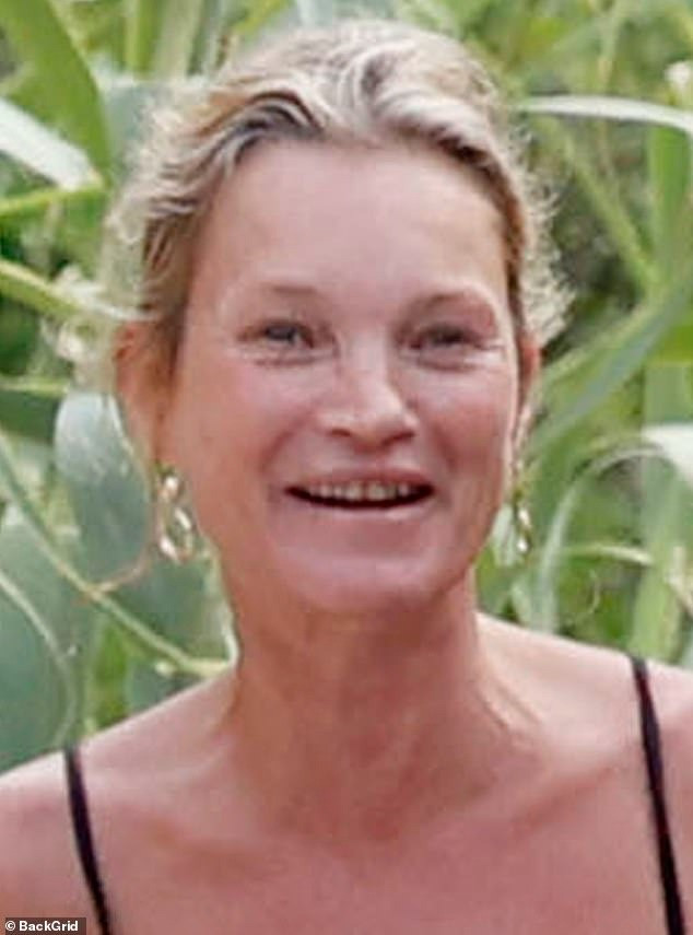 Kate Moss gây sốc với mặt mộc già nua hơn tuổi thật. Ảnh: BackGird.