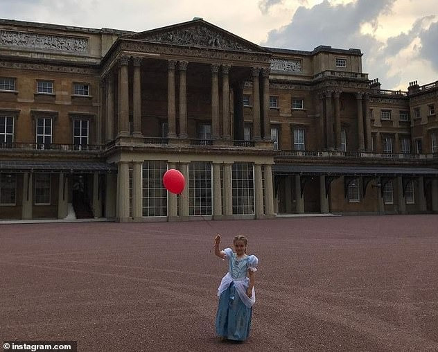 Gia đình Beckham bị chỉ trích dữ dội vào sinh nhật 6 tuổi của Harper Seven vì đăng ảnh tổ chức tiệc tại Cung điện Buckingham. Ảnh: IG.