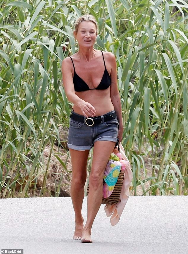 Sự khác biệt giữa Kate Moss trong ảnh tự đăng và do paparazzi chụp lại. Ảnh: BackGrid.