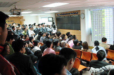 Giá trị giao dịch trên thị trường chứng khoán tăng đột biến